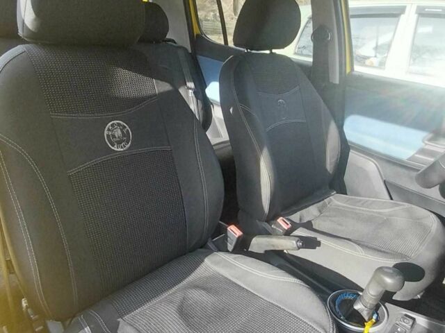 Жовтий Шкода Фабія, об'ємом двигуна 1.2 л та пробігом 203 тис. км за 4900 $, фото 6 на Automoto.ua