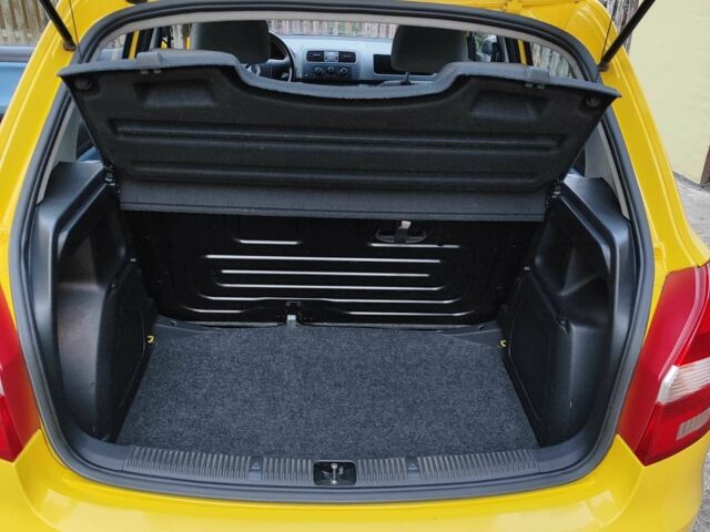 Желтый Шкода Фабия, объемом двигателя 1.2 л и пробегом 182 тыс. км за 3999 $, фото 13 на Automoto.ua