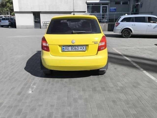 Желтый Шкода Фабия, объемом двигателя 1.4 л и пробегом 320 тыс. км за 4050 $, фото 1 на Automoto.ua