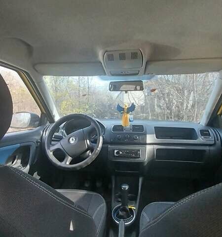 Жовтий Шкода Фабія, об'ємом двигуна 1.2 л та пробігом 203 тис. км за 4900 $, фото 2 на Automoto.ua