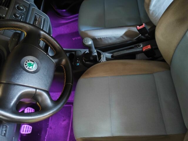 Желтый Шкода Фабия, объемом двигателя 1.2 л и пробегом 182 тыс. км за 3999 $, фото 7 на Automoto.ua