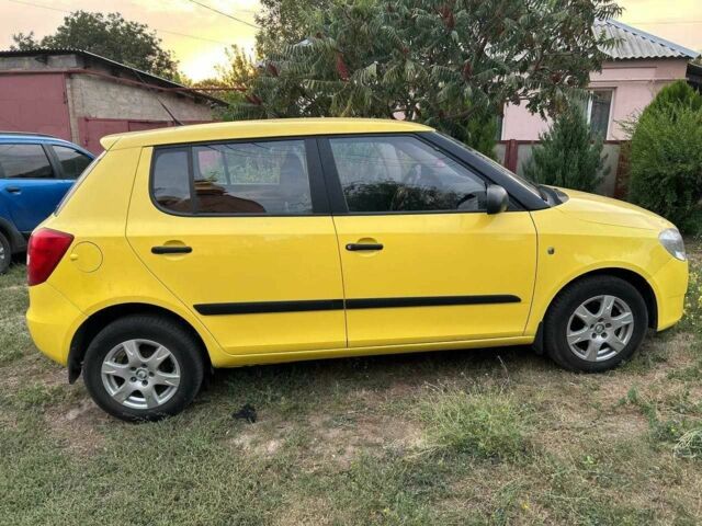 Желтый Шкода Фабия, объемом двигателя 1.2 л и пробегом 170 тыс. км за 4700 $, фото 1 на Automoto.ua