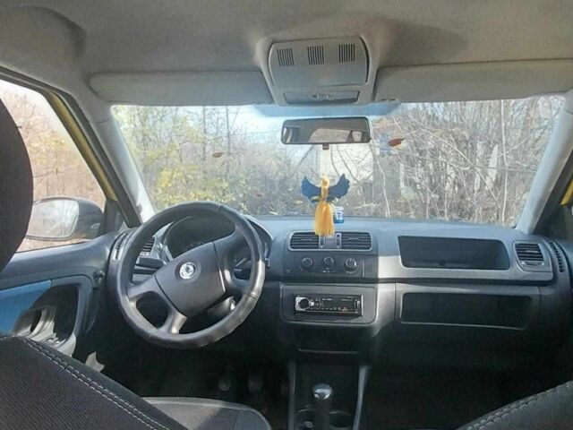 Жовтий Шкода Фабія, об'ємом двигуна 1.2 л та пробігом 203 тис. км за 4900 $, фото 4 на Automoto.ua