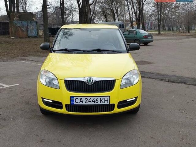 Желтый Шкода Фабия, объемом двигателя 1.2 л и пробегом 152 тыс. км за 4700 $, фото 2 на Automoto.ua