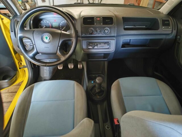Желтый Шкода Фабия, объемом двигателя 1.2 л и пробегом 182 тыс. км за 3999 $, фото 9 на Automoto.ua