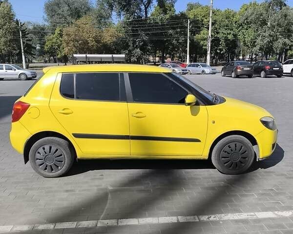Шкода Фабія 2008 у Кам'янське (Дніпродзержинськ) на Automoto.ua Жовтий Шкода Фабія, об'ємом двигуна 1.4 л та пробігом 320 тис. км за 4050 $, фото 2 на Automoto.ua
