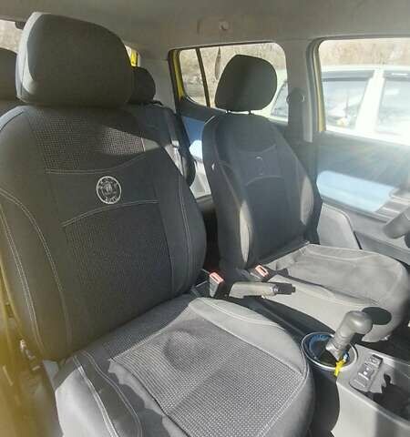 Жовтий Шкода Фабія, об'ємом двигуна 1.2 л та пробігом 203 тис. км за 4900 $, фото 3 на Automoto.ua