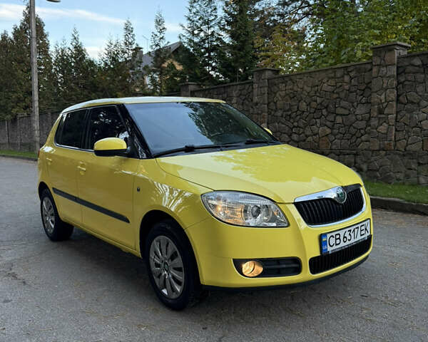 Желтый Шкода Фабия, объемом двигателя 1.4 л и пробегом 192 тыс. км за 4400 $, фото 1 на Automoto.ua