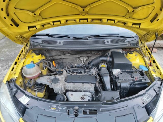 Желтый Шкода Фабия, объемом двигателя 1.2 л и пробегом 182 тыс. км за 3999 $, фото 14 на Automoto.ua