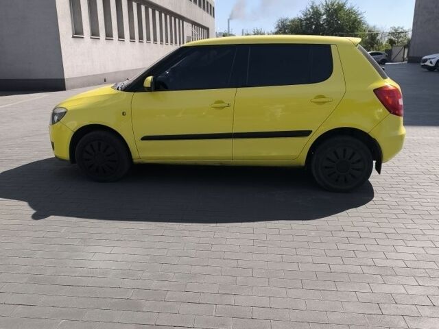 Желтый Шкода Фабия, объемом двигателя 1.4 л и пробегом 320 тыс. км за 4050 $, фото 3 на Automoto.ua