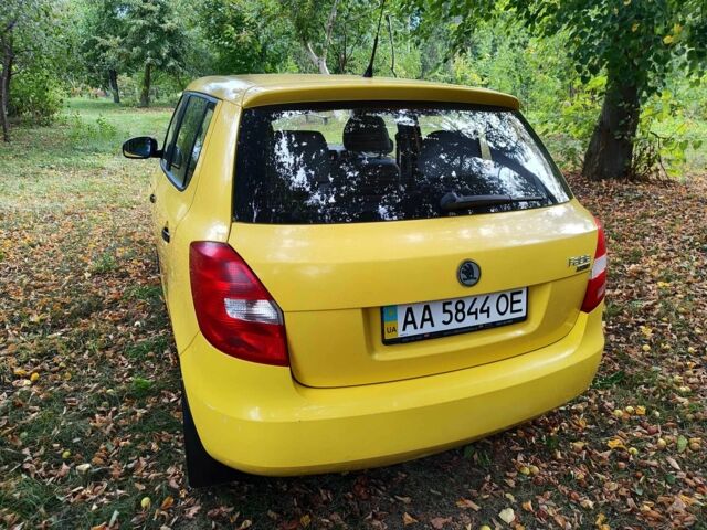 Желтый Шкода Фабия, объемом двигателя 1.2 л и пробегом 182 тыс. км за 3999 $, фото 3 на Automoto.ua