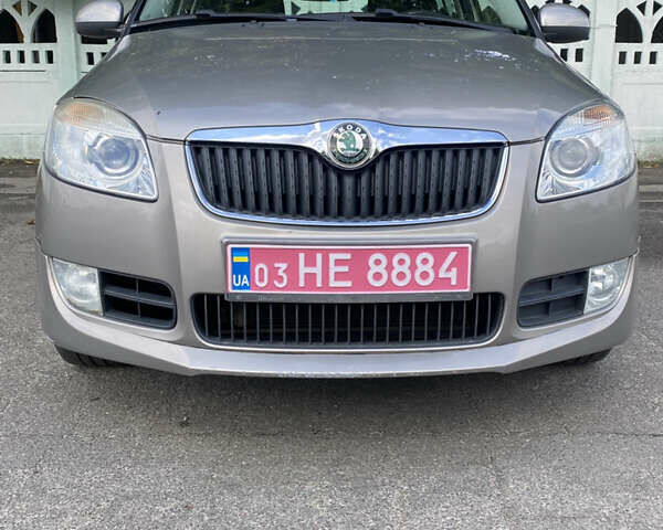 Желтый Шкода Фабия, объемом двигателя 1.6 л и пробегом 138 тыс. км за 6800 $, фото 3 на Automoto.ua
