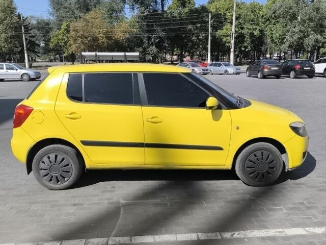 Желтый Шкода Фабия, объемом двигателя 1.4 л и пробегом 320 тыс. км за 4050 $, фото 2 на Automoto.ua