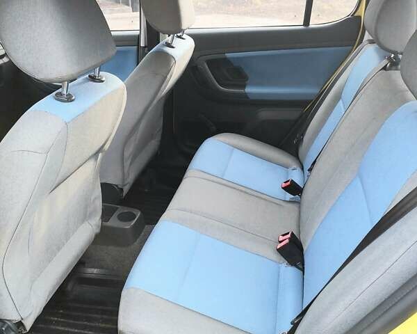 Желтый Шкода Фабия, объемом двигателя 1.2 л и пробегом 152 тыс. км за 4700 $, фото 24 на Automoto.ua