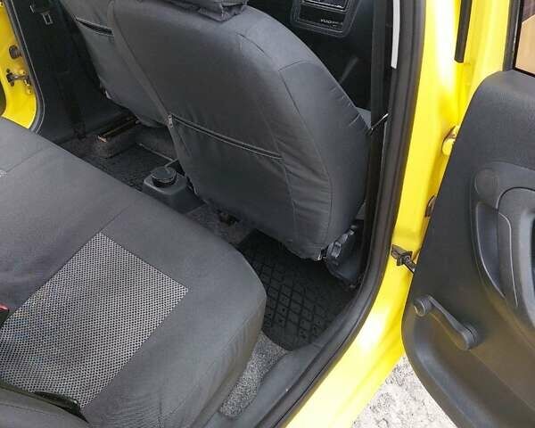 Желтый Шкода Фабия, объемом двигателя 1.2 л и пробегом 182 тыс. км за 4500 $, фото 11 на Automoto.ua