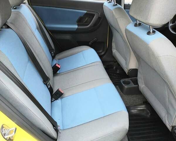 Желтый Шкода Фабия, объемом двигателя 1.2 л и пробегом 152 тыс. км за 4700 $, фото 22 на Automoto.ua