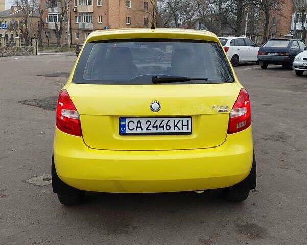 Желтый Шкода Фабия, объемом двигателя 1.2 л и пробегом 152 тыс. км за 4700 $, фото 5 на Automoto.ua