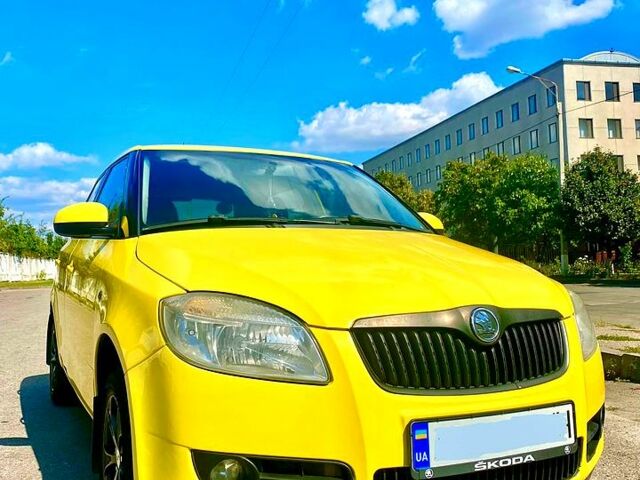 Желтый Шкода Фабия, объемом двигателя 16 л и пробегом 175 тыс. км за 6300 $, фото 2 на Automoto.ua