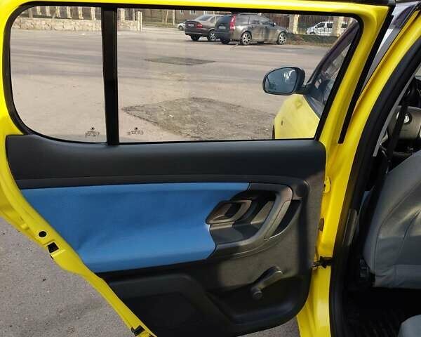 Желтый Шкода Фабия, объемом двигателя 1.2 л и пробегом 152 тыс. км за 4700 $, фото 26 на Automoto.ua