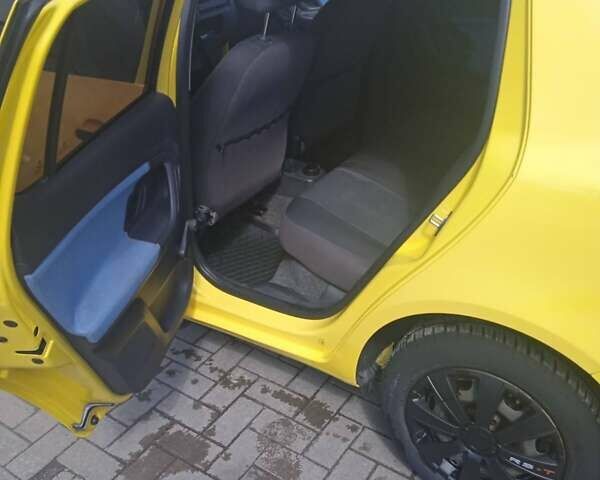 Желтый Шкода Фабия, объемом двигателя 1.2 л и пробегом 164 тыс. км за 5400 $, фото 8 на Automoto.ua