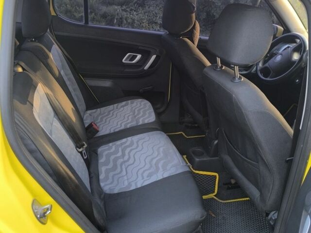 Желтый Шкода Фабия, объемом двигателя 1.4 л и пробегом 320 тыс. км за 4050 $, фото 5 на Automoto.ua