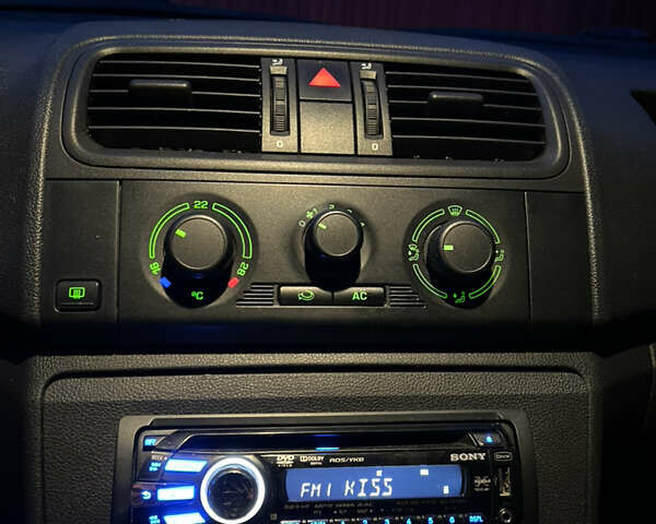 Желтый Шкода Фабия, объемом двигателя 1.2 л и пробегом 160 тыс. км за 4500 $, фото 13 на Automoto.ua