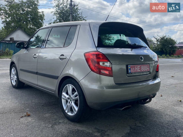 Желтый Шкода Фабия, объемом двигателя 1.6 л и пробегом 138 тыс. км за 6800 $, фото 1 на Automoto.ua