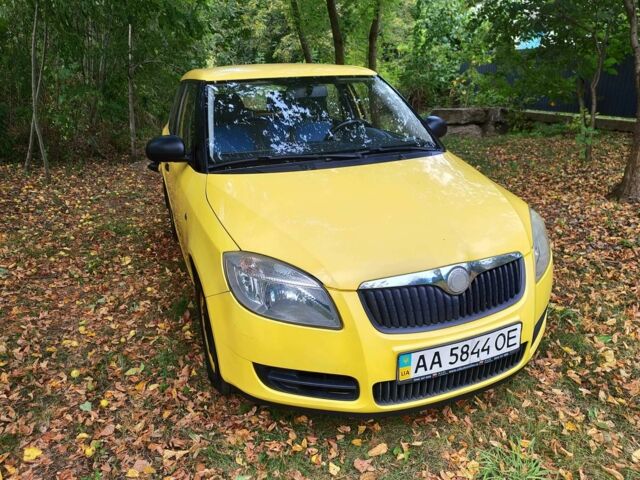 Желтый Шкода Фабия, объемом двигателя 1.2 л и пробегом 182 тыс. км за 3999 $, фото 4 на Automoto.ua