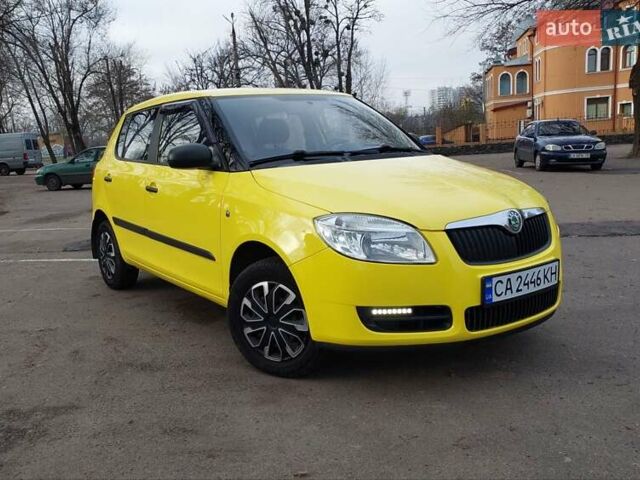 Желтый Шкода Фабия, объемом двигателя 1.2 л и пробегом 152 тыс. км за 4700 $, фото 1 на Automoto.ua
