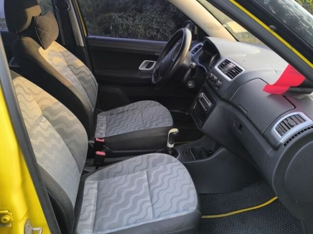 Желтый Шкода Фабия, объемом двигателя 1.4 л и пробегом 320 тыс. км за 4050 $, фото 4 на Automoto.ua