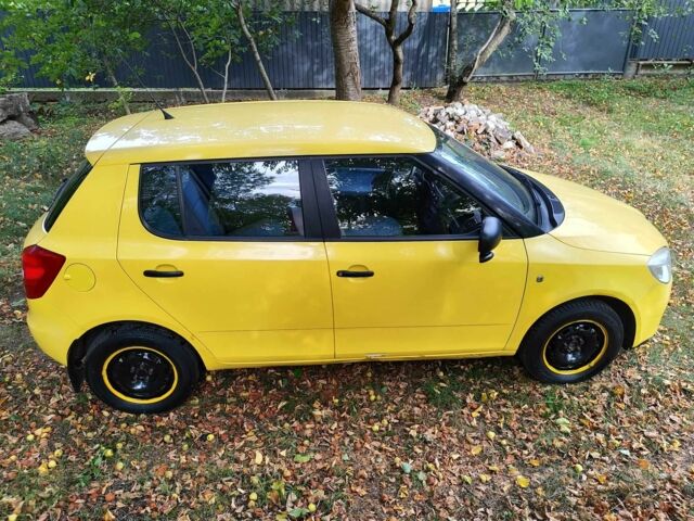 Желтый Шкода Фабия, объемом двигателя 1.2 л и пробегом 182 тыс. км за 3999 $, фото 5 на Automoto.ua