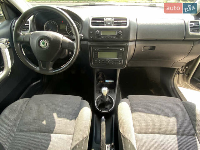 Желтый Шкода Фабия, объемом двигателя 1.6 л и пробегом 138 тыс. км за 6800 $, фото 13 на Automoto.ua
