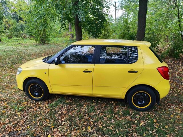 Желтый Шкода Фабия, объемом двигателя 1.2 л и пробегом 182 тыс. км за 3999 $, фото 1 на Automoto.ua