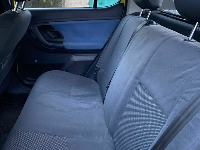 Жовтий Шкода Фабія, об'ємом двигуна 1.2 л та пробігом 195 тис. км за 3550 $, фото 6 на Automoto.ua