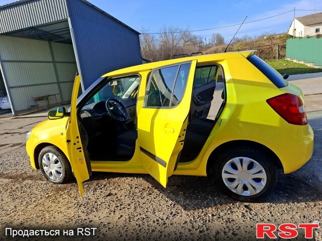 Желтый Шкода Фабия, объемом двигателя 1.2 л и пробегом 163 тыс. км за 5500 $, фото 4 на Automoto.ua