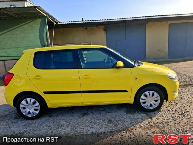 Желтый Шкода Фабия, объемом двигателя 1.2 л и пробегом 163 тыс. км за 5500 $, фото 2 на Automoto.ua