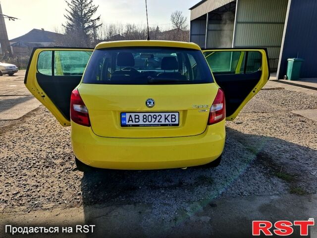 Желтый Шкода Фабия, объемом двигателя 1.2 л и пробегом 163 тыс. км за 5500 $, фото 3 на Automoto.ua