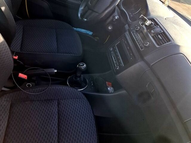 Желтый Шкода Фабия, объемом двигателя 1.2 л и пробегом 163 тыс. км за 5500 $, фото 12 на Automoto.ua