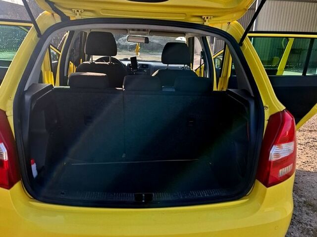 Желтый Шкода Фабия, объемом двигателя 1.2 л и пробегом 163 тыс. км за 5500 $, фото 6 на Automoto.ua