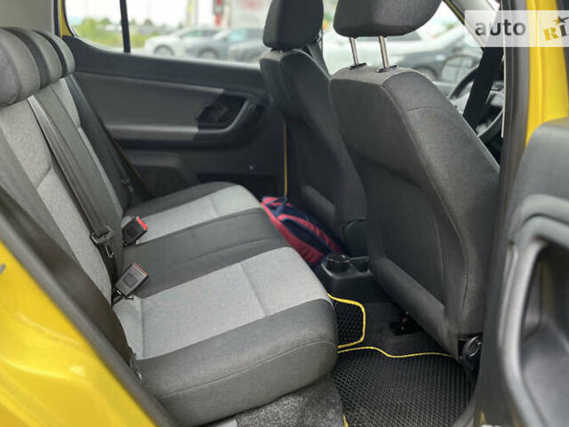 Желтый Шкода Фабия, объемом двигателя 1.2 л и пробегом 173 тыс. км за 5990 $, фото 20 на Automoto.ua