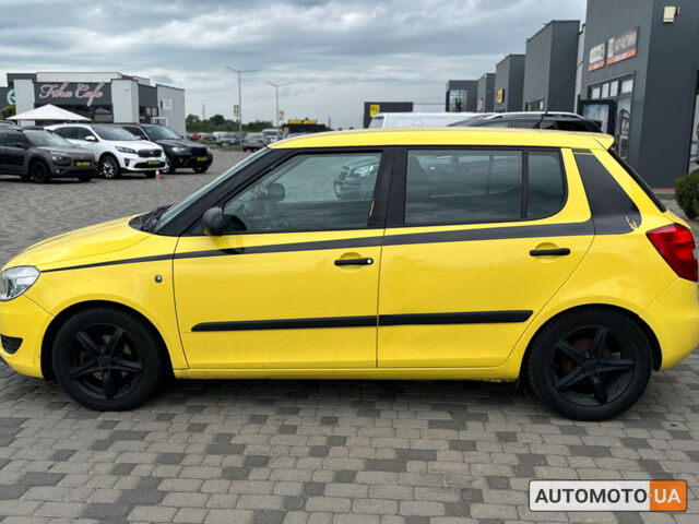 Желтый Шкода Фабия, объемом двигателя 1.2 л и пробегом 173 тыс. км за 5990 $, фото 2 на Automoto.ua