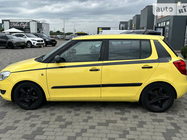 Желтый Шкода Фабия, объемом двигателя 1.2 л и пробегом 173 тыс. км за 5990 $, фото 3 на Automoto.ua