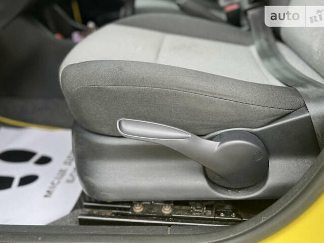 Желтый Шкода Фабия, объемом двигателя 1.2 л и пробегом 173 тыс. км за 5990 $, фото 10 на Automoto.ua