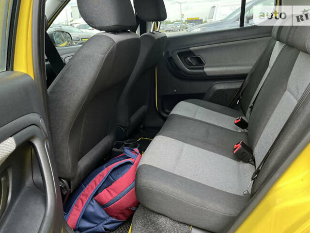 Желтый Шкода Фабия, объемом двигателя 1.2 л и пробегом 173 тыс. км за 5990 $, фото 19 на Automoto.ua