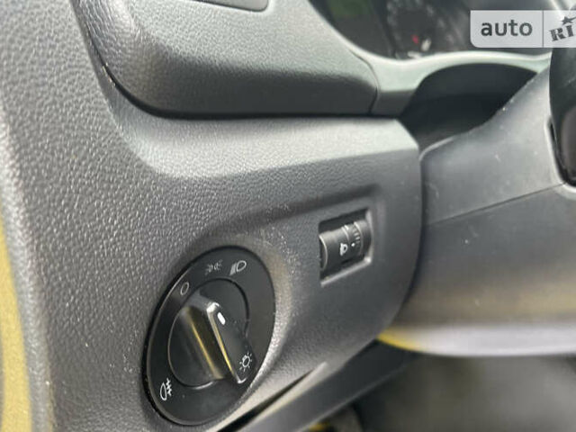 Желтый Шкода Фабия, объемом двигателя 1.2 л и пробегом 173 тыс. км за 5990 $, фото 9 на Automoto.ua