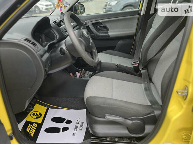 Желтый Шкода Фабия, объемом двигателя 1.2 л и пробегом 173 тыс. км за 5990 $, фото 8 на Automoto.ua