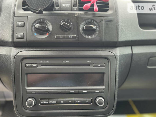 Желтый Шкода Фабия, объемом двигателя 1.2 л и пробегом 173 тыс. км за 5990 $, фото 13 на Automoto.ua