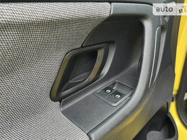 Желтый Шкода Фабия, объемом двигателя 1.2 л и пробегом 173 тыс. км за 5990 $, фото 7 на Automoto.ua