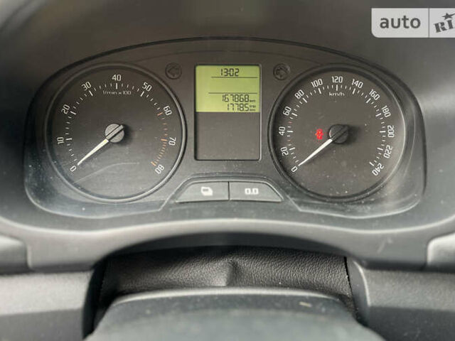 Желтый Шкода Фабия, объемом двигателя 1.2 л и пробегом 173 тыс. км за 5990 $, фото 11 на Automoto.ua