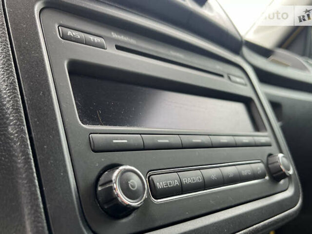 Желтый Шкода Фабия, объемом двигателя 1.2 л и пробегом 173 тыс. км за 5990 $, фото 15 на Automoto.ua